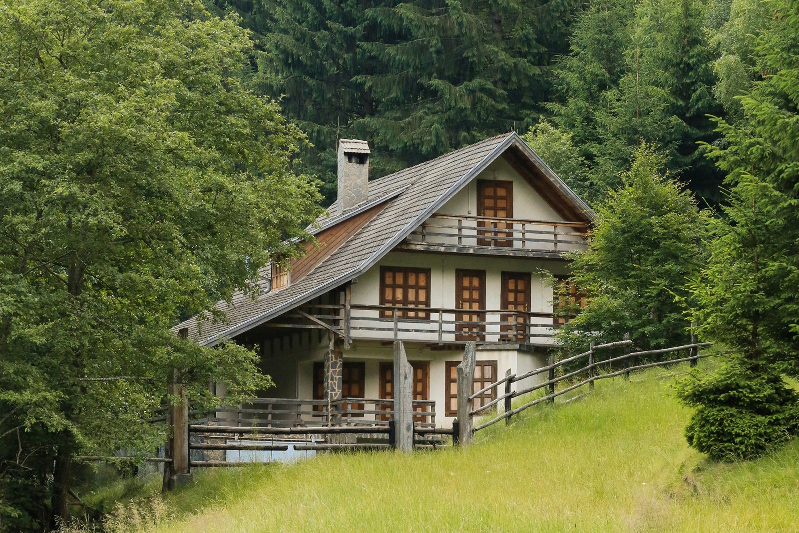 Schornstein mit beschädigtem Putz