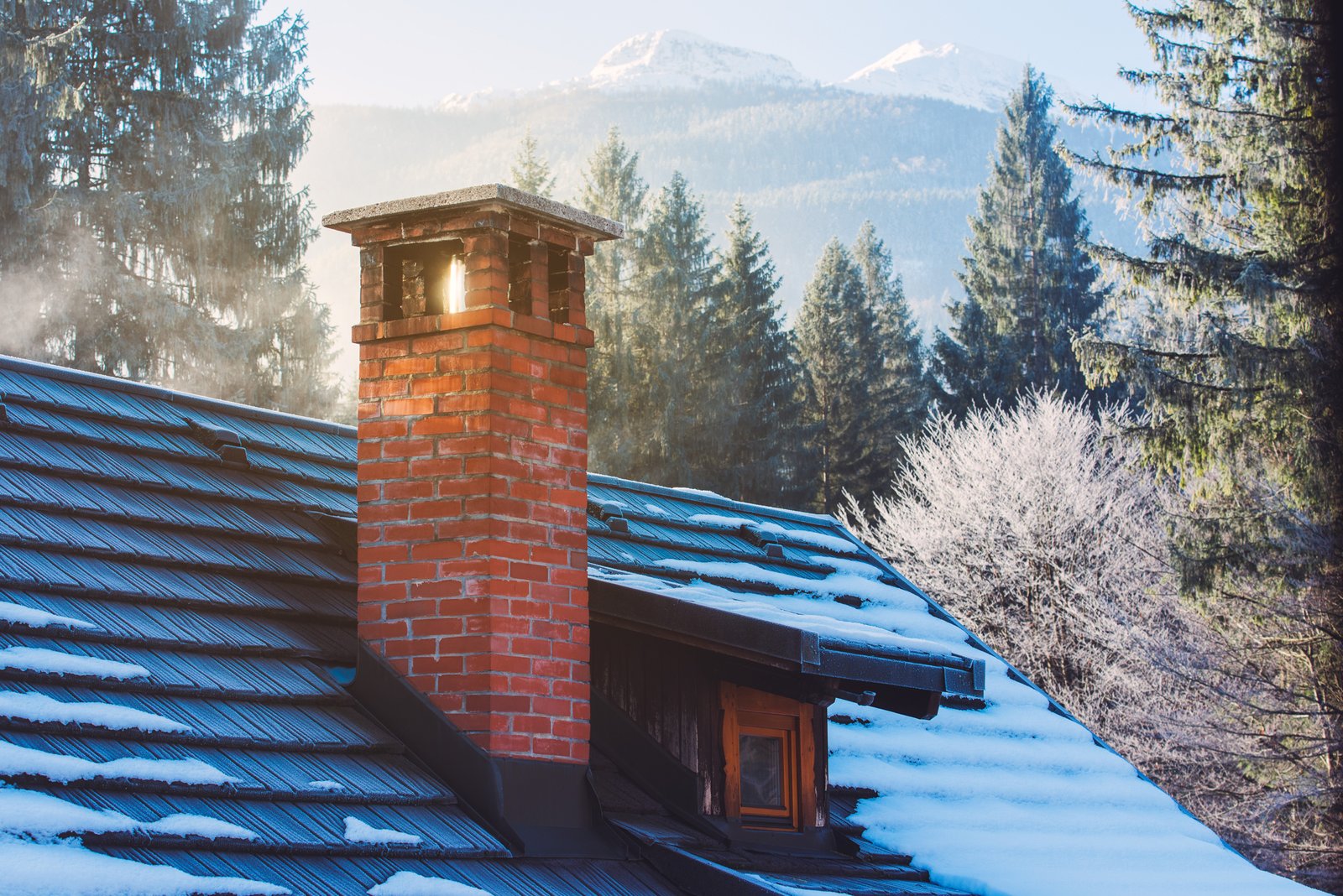 Versotteter Kamin mit sichtbaren Feuchtigkeitsschäden