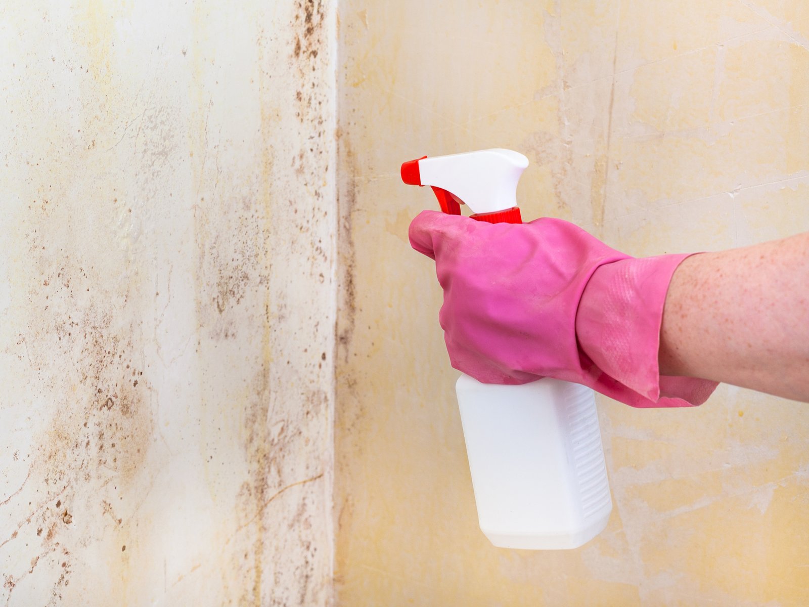 Braune Verfärbung an der Wand neben dem Kamin